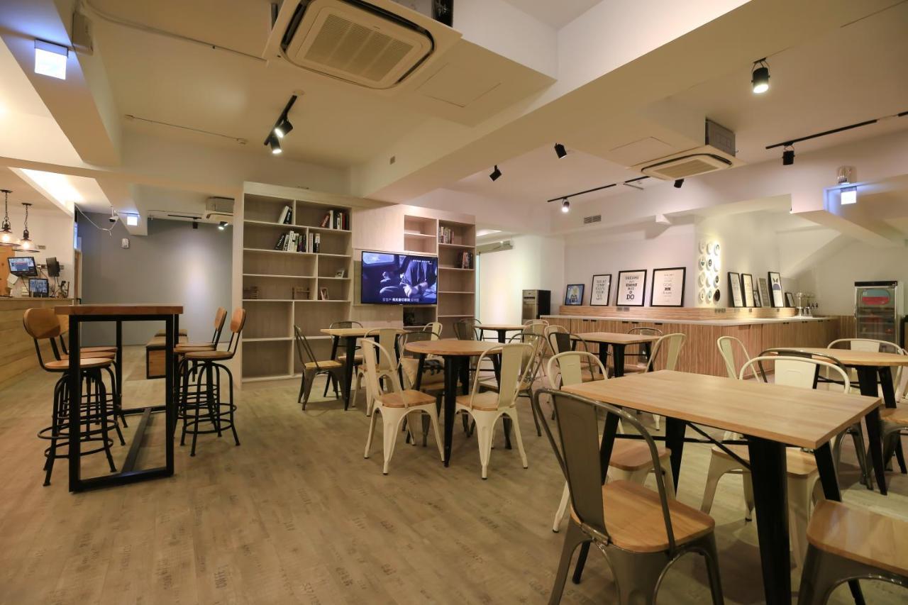 Flyinn Hostel Kaohsiung Exterior foto