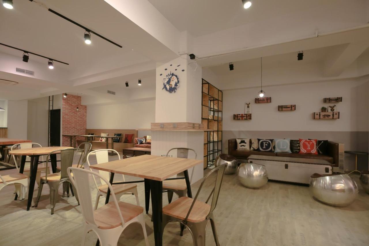 Flyinn Hostel Kaohsiung Exterior foto