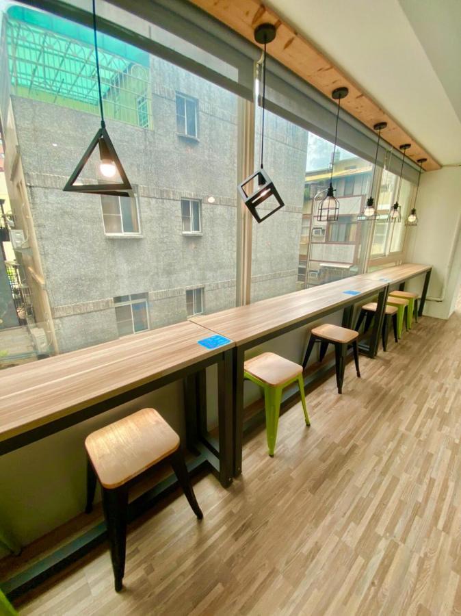 Flyinn Hostel Kaohsiung Exterior foto